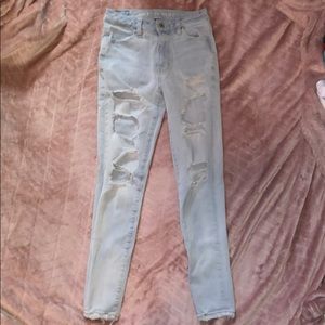 Light wash American eagle ripped jeans